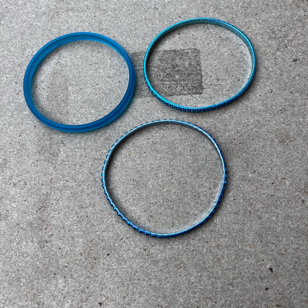 3 women's bracelets in blue color